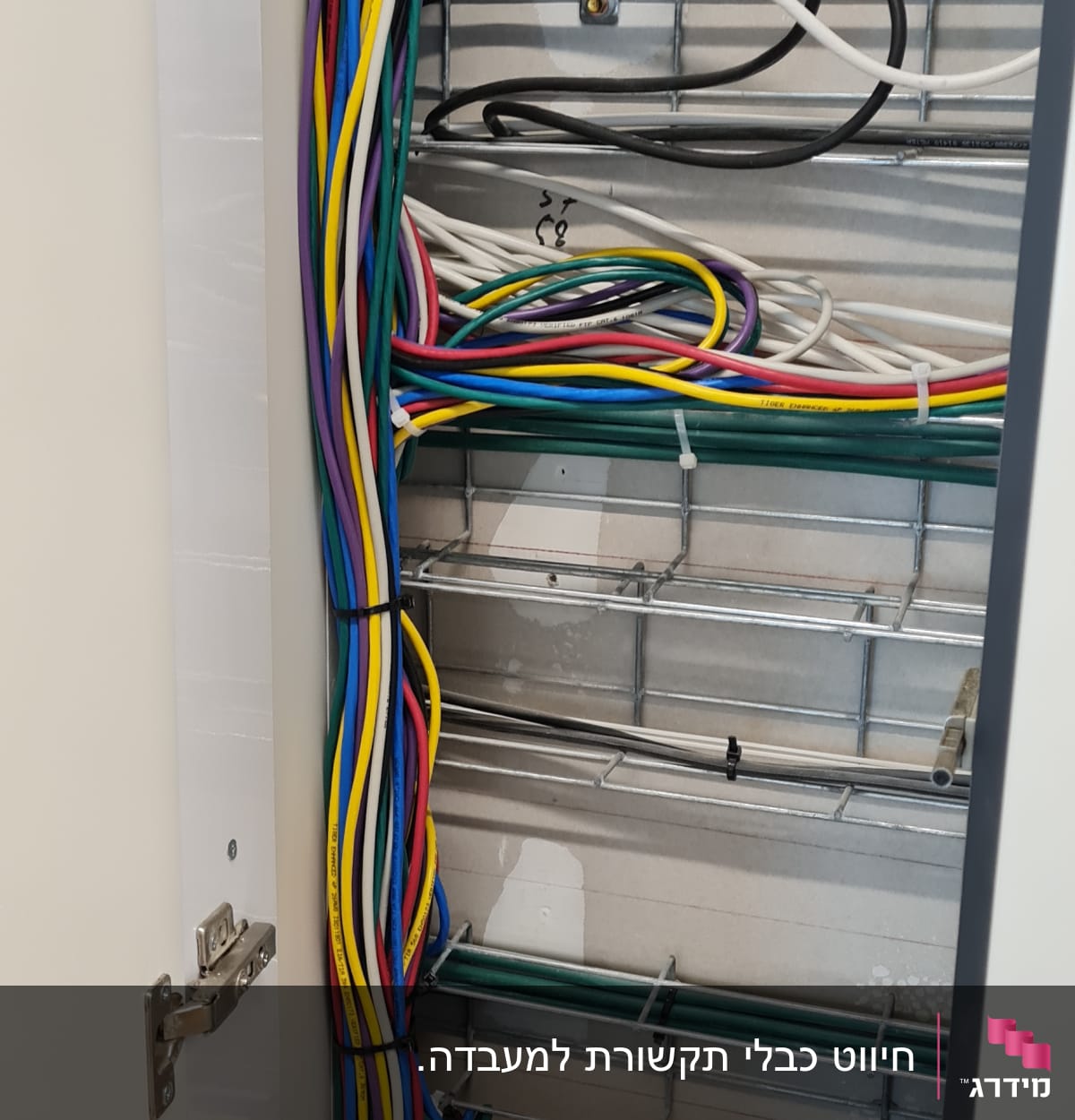 ארון תקשורת עם כבלים צבעוניים מסודרים